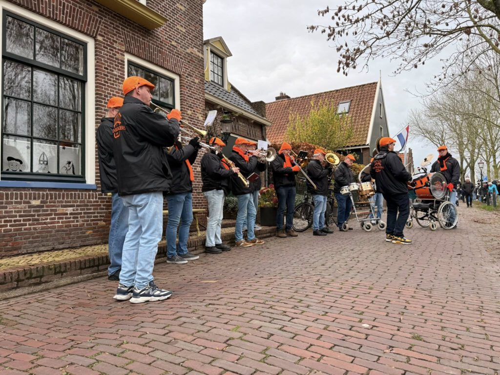 Sinterklaasintocht met Sinterklaas muziek Edam