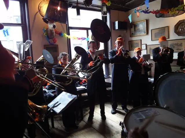 Optreden dweilorkest in Naarden
