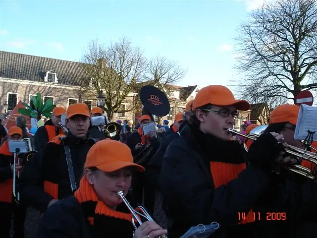 Sinterklaasintocht Weesp met dweilorkest 