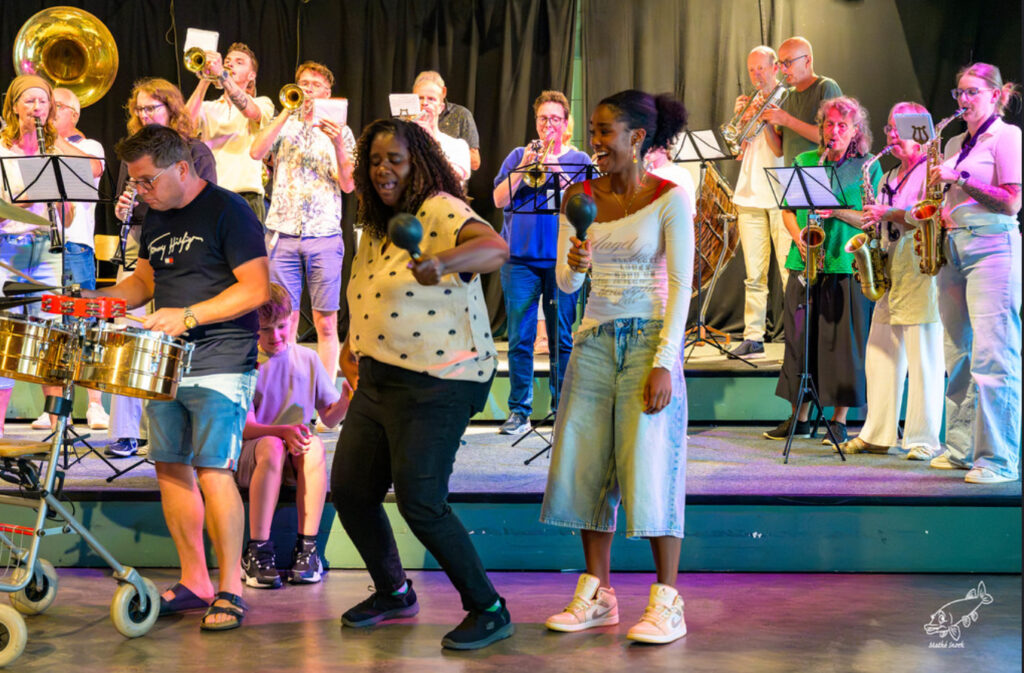 Meespelen met blaaskapel zomerfeest