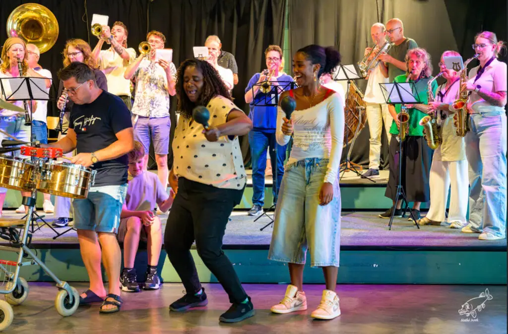Meespelen met blaaskapel zomerfeest